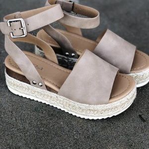 Soda platform sandal